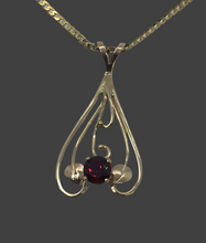 Load image into Gallery viewer, round pyrope garnet in 14Kg with leaves in an original art nouveau setting