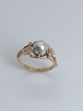 Load image into Gallery viewer, Pearl Ring with Leaves & Diamonds