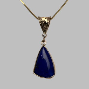 freeform triangulaar Lapis on a bale with a leaf, small diamond, box chain
