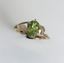 Load image into Gallery viewer, Peridot Double Wave with Leaves Ring
