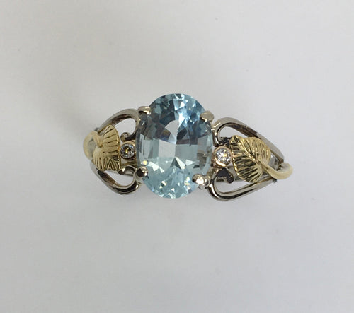 fantastic sparkling Aquamarine, diamonds and leaves in 18K yellow and 14K white gold