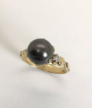 Load image into Gallery viewer, lusterous black pearl ring with leaves
