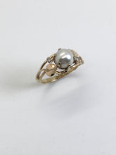 Load image into Gallery viewer, Pearl Ring with Leaves &amp; Diamonds
